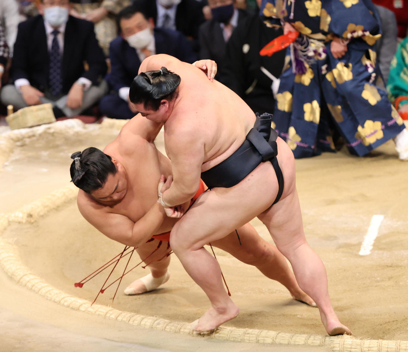 大相撲九州場所10日目　寄り倒しで正代を破る豊昇龍（左）（撮影・梅根麻紀）