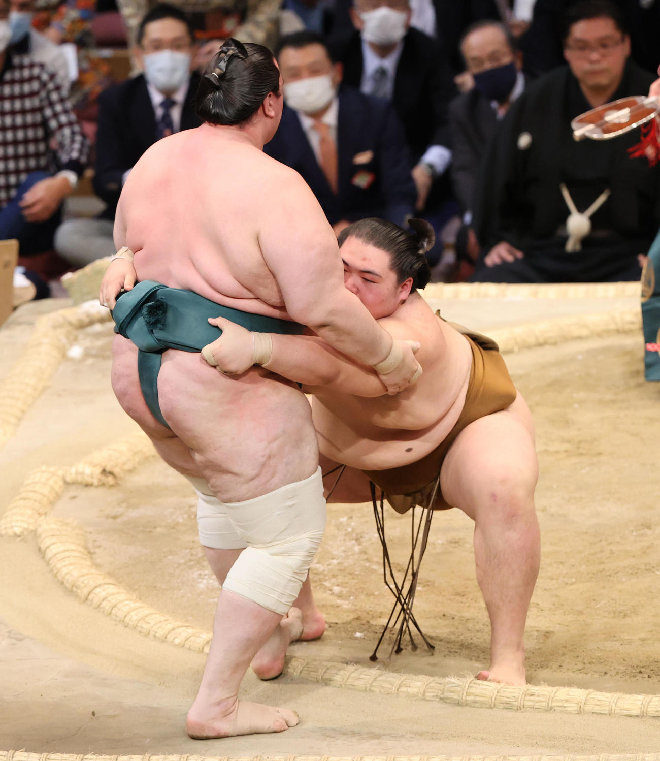 大相撲九州場所10日目　寄り切りで碧山を破る王鵬（撮影・梅根麻紀）