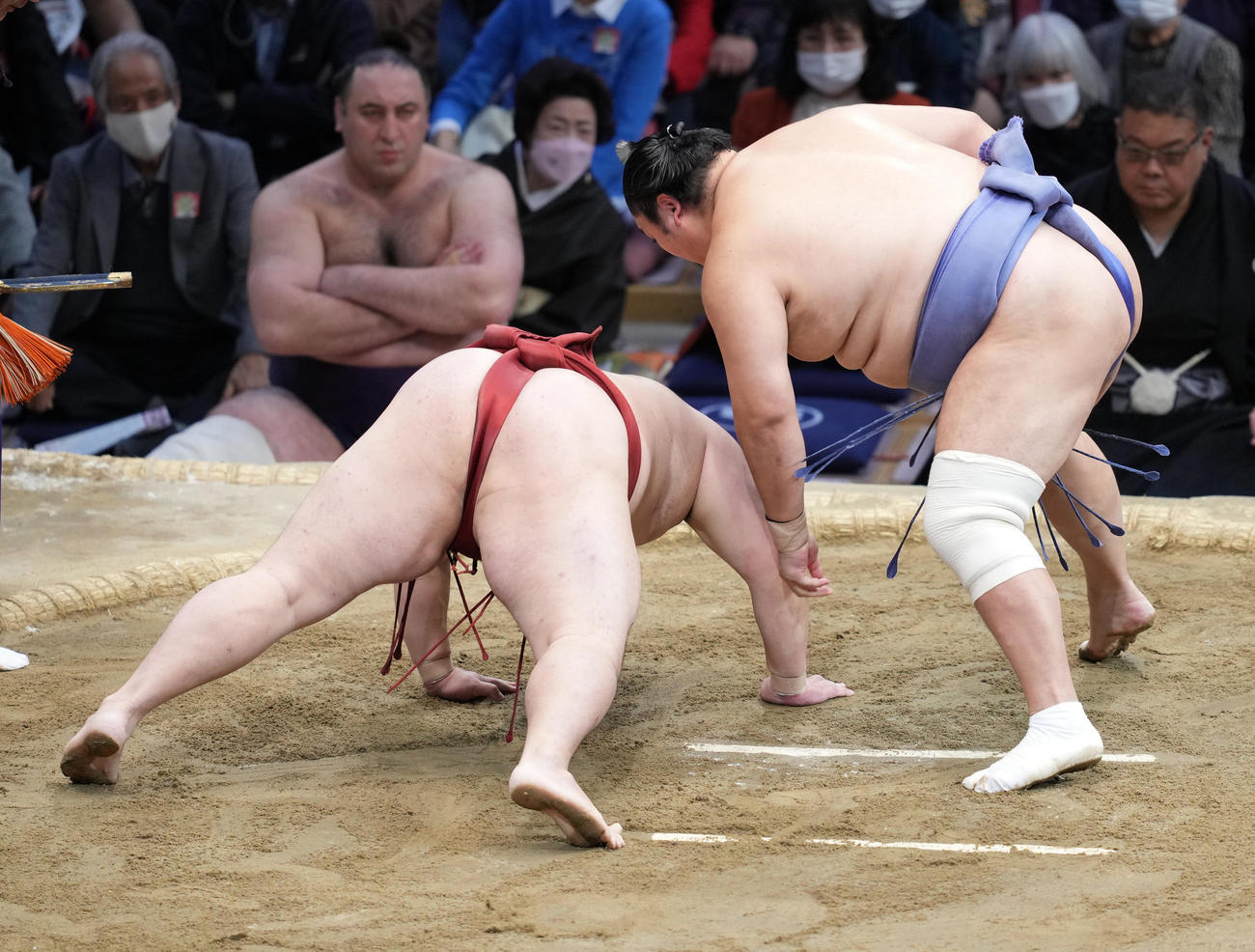 隠岐の海（右）は引き落としで隆の勝を破る（撮影・小沢裕）