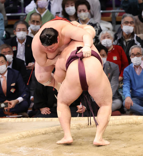 大相撲九州場所10日目　寄り切りで熱海富士を破る遠藤（手前）（撮影・梅根麻紀）