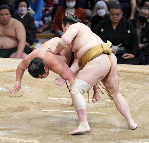 輝（右）は妙義龍を引き落としで破る（撮影・小沢裕）