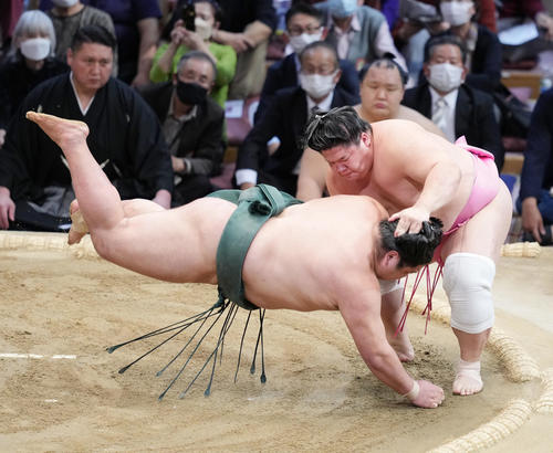 宇良（右）は錦木を上手出し投げで破る（撮影・小沢裕）