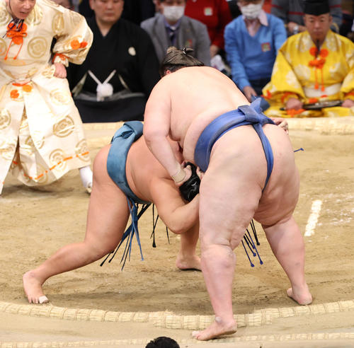 大相撲九州場所10日目　押し出しで逸ノ城を破る錦富士（撮影・梅根麻紀）