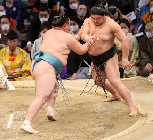 大相撲九州場所10日目　押し出しで若元春を破る玉鷲（左）（撮影・梅根麻紀）
