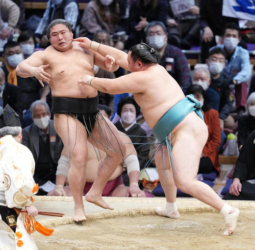 玉鷲は若元春（左）を押し出しで破る（撮影・小沢裕）