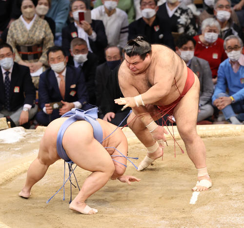 大相撲九州場所10日目　はたき込みで翔猿を破る高安（撮影・梅根麻紀）