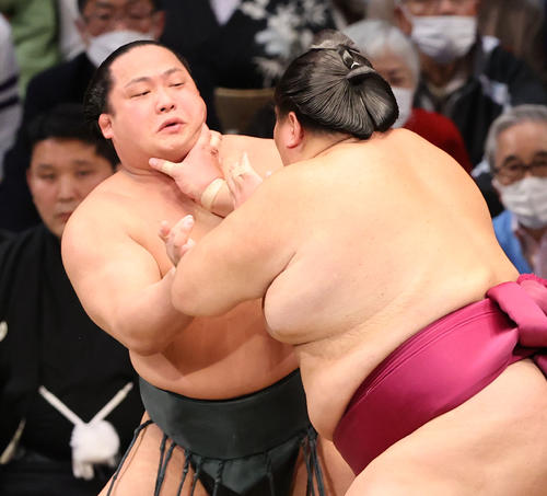大相撲九州場所10日目　御嶽海と翠富士（左）（撮影・梅根麻紀）