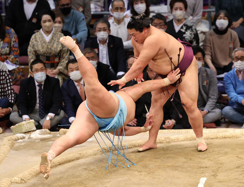 大相撲九州場所10日目　突き落としで琴勝峰を破る平戸海（右）（撮影・梅根麻紀）