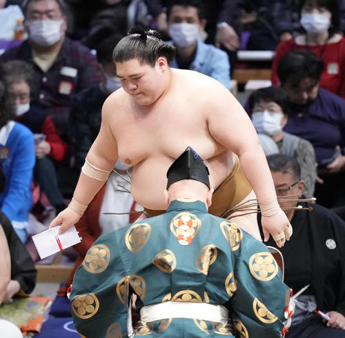 懸賞金を手にする王鵬（撮影・小沢裕）