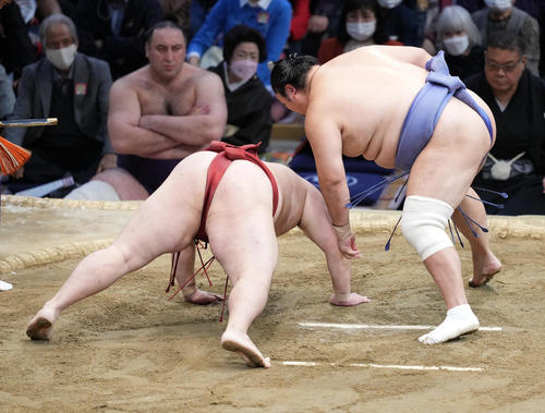 隠岐の海（右）は引き落としで隆の勝を破る（撮影・小沢裕）