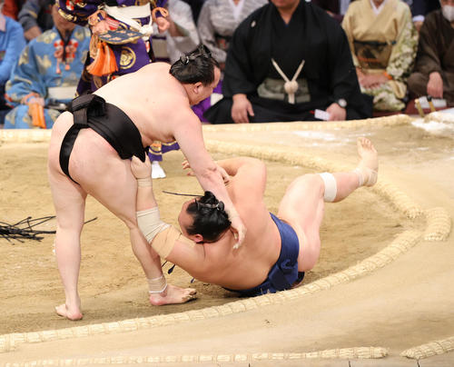 大相撲九州場所10日目　下手出し投げで宝富士を破る千代翔馬（左）（撮影・梅根麻紀）