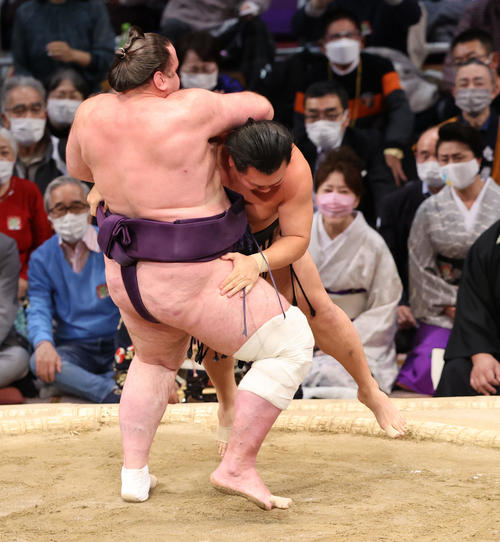 大相撲九州場所10日目　寄り切りで照強を破る栃ノ心（手前）（撮影・梅根麻紀）