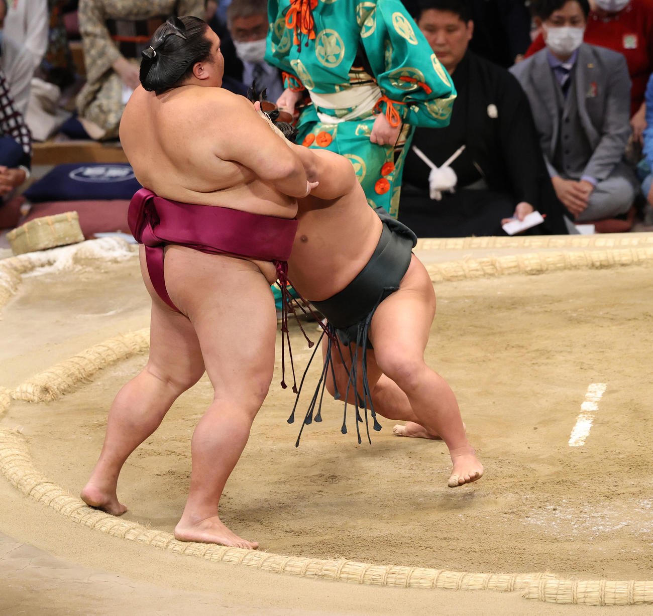 大相撲九州場所10日目　寄り切りで御嶽海を破る翠富士（撮影・梅根麻紀）