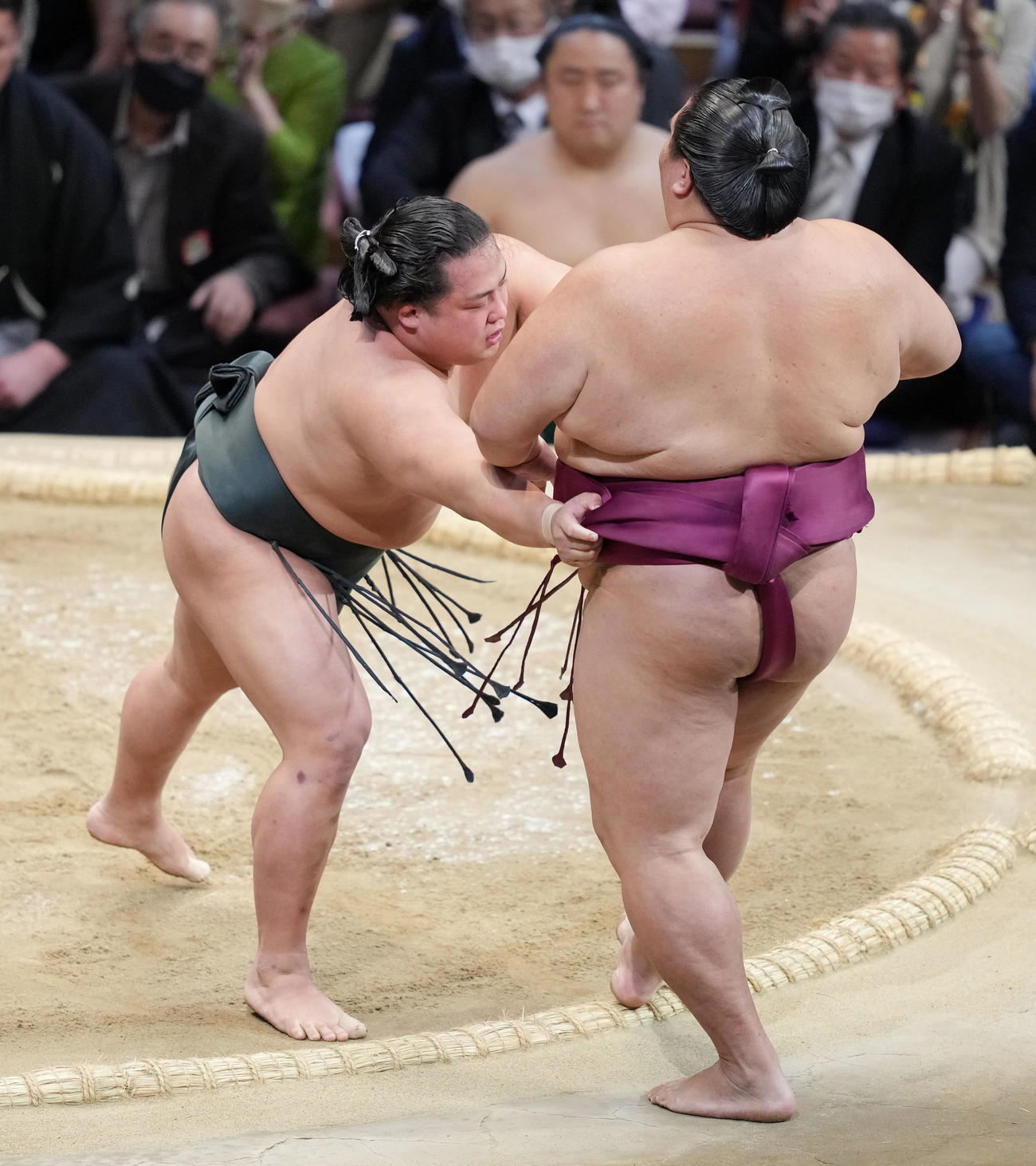 翠富士（左）は御嶽海を寄り切りで破る（撮影・小沢裕）