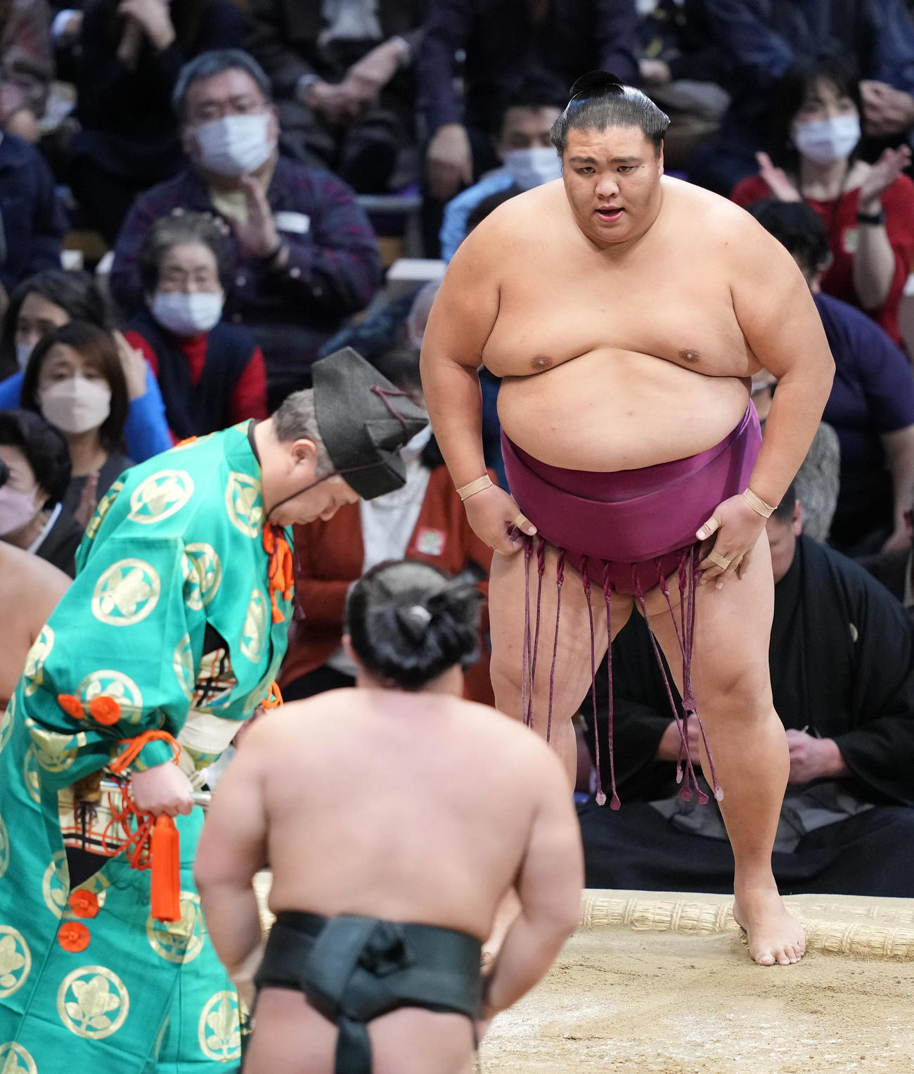 翠富士（手前）に寄り切りで敗れた御嶽海（撮影・小沢裕）