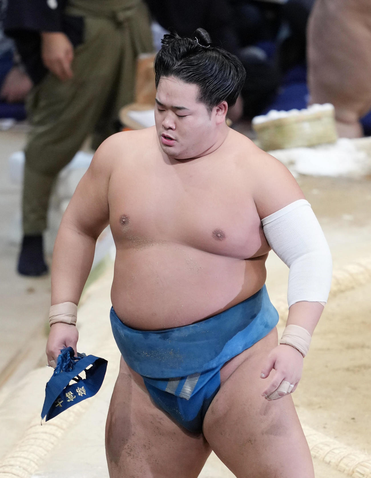勝ち越しを決め引き揚げる錦富士（撮影・小沢裕）