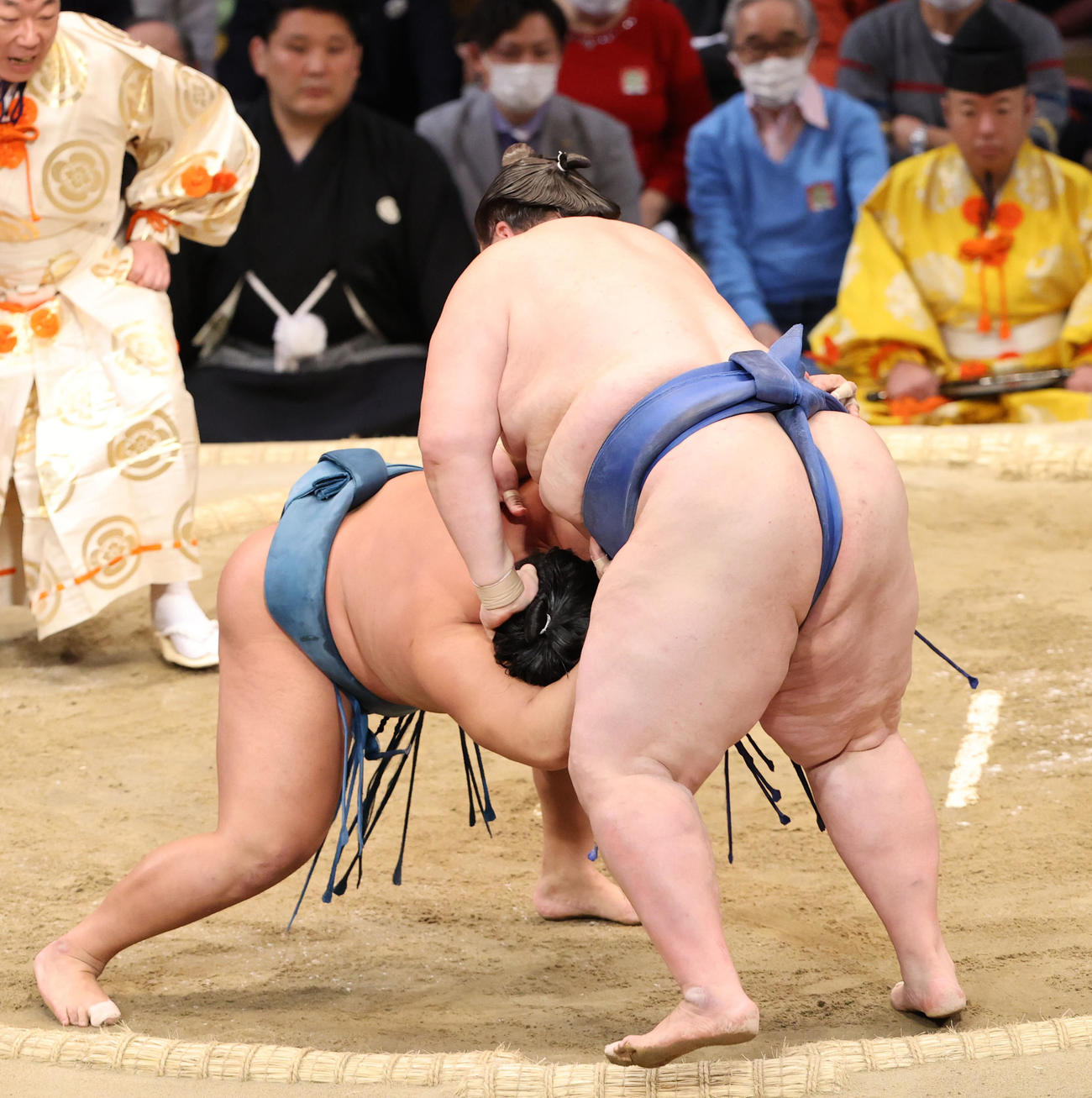 大相撲九州場所10日目　押し出しで逸ノ城を破る錦富士（撮影・梅根麻紀）