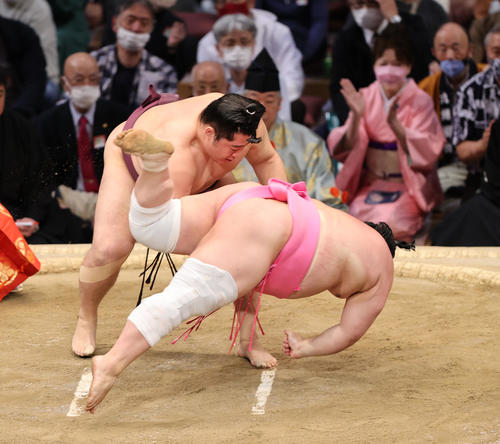 大相撲九州場所11日目　上手出し投げで宇良を破る遠藤（左）（撮影・梅根麻紀）