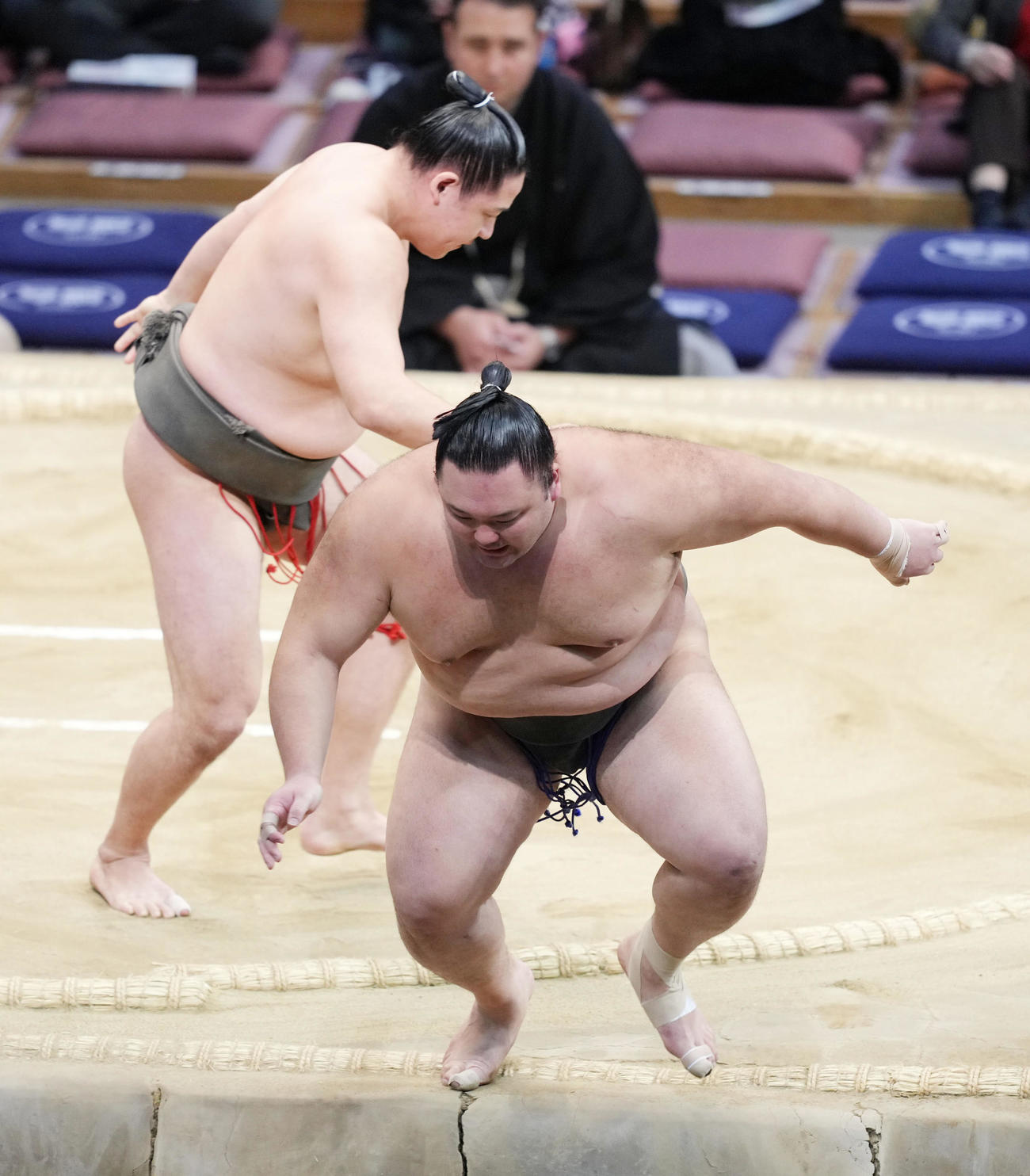 朝乃山（右）ははたき込みで玉正鳳に敗れる（撮影・小沢裕）