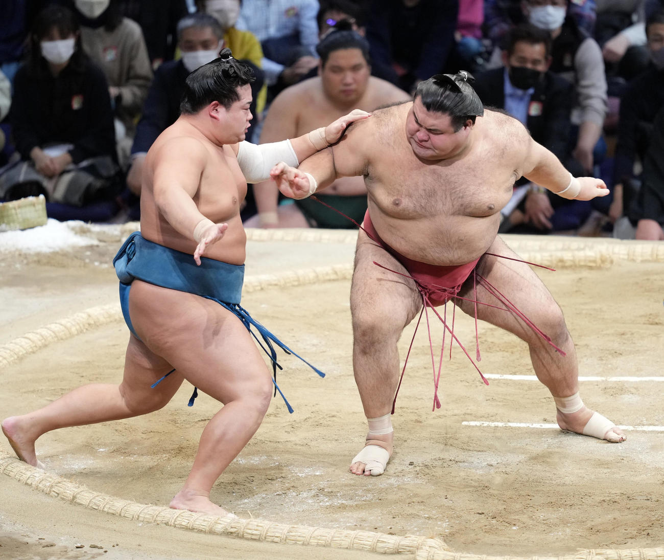 錦富士（左）を土俵際へ攻め込む高安（撮影・小沢裕）
