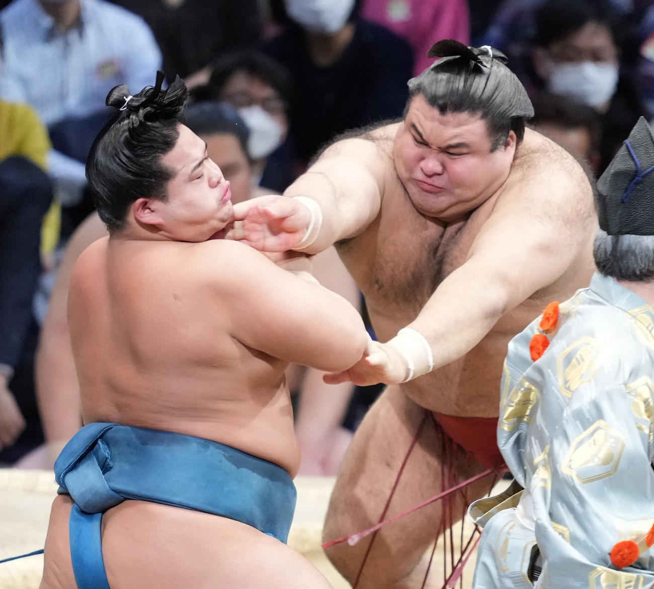 錦富士（左）を土俵際へ攻め込む高安（撮影・小沢裕）