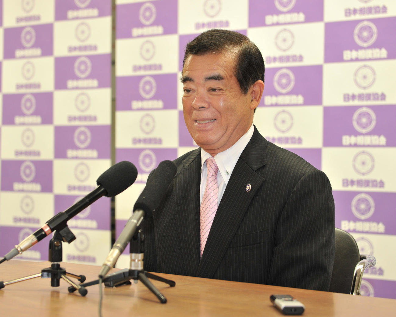 千秋楽を前に定年の記者会見をする木村庄之助（2013年5月25日撮影）