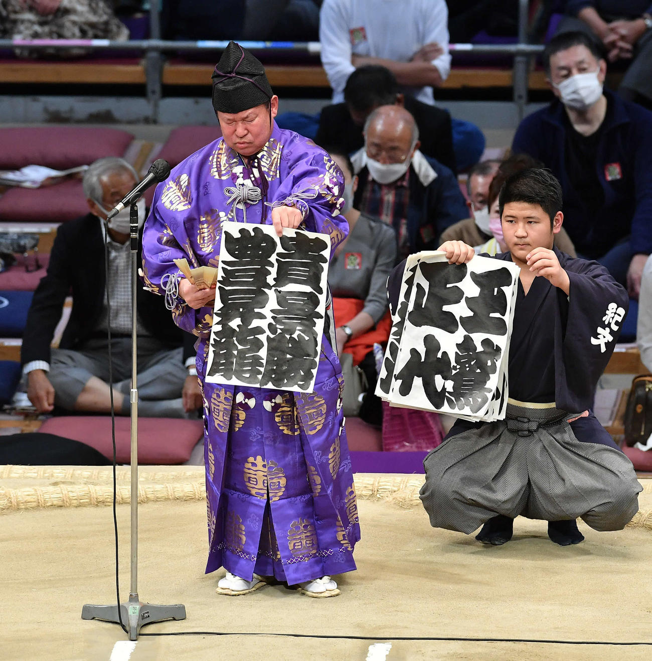 13日目の結びの一番を披露する式守伊之助（撮影・岩下翔太）