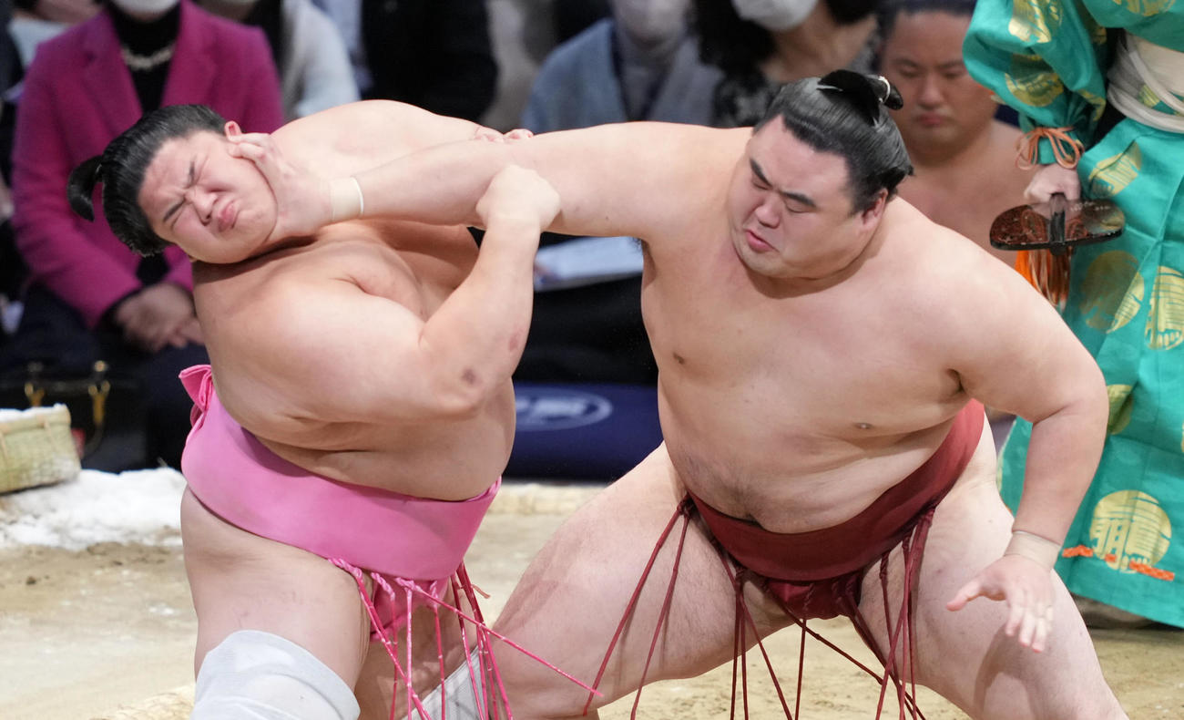 宇良（左）をのど輪で攻める隆の勝（撮影・小沢裕）