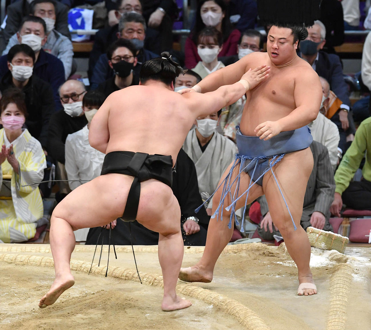 押し出しで若元春（左）に敗れた翔猿（撮影・岩下翔太）