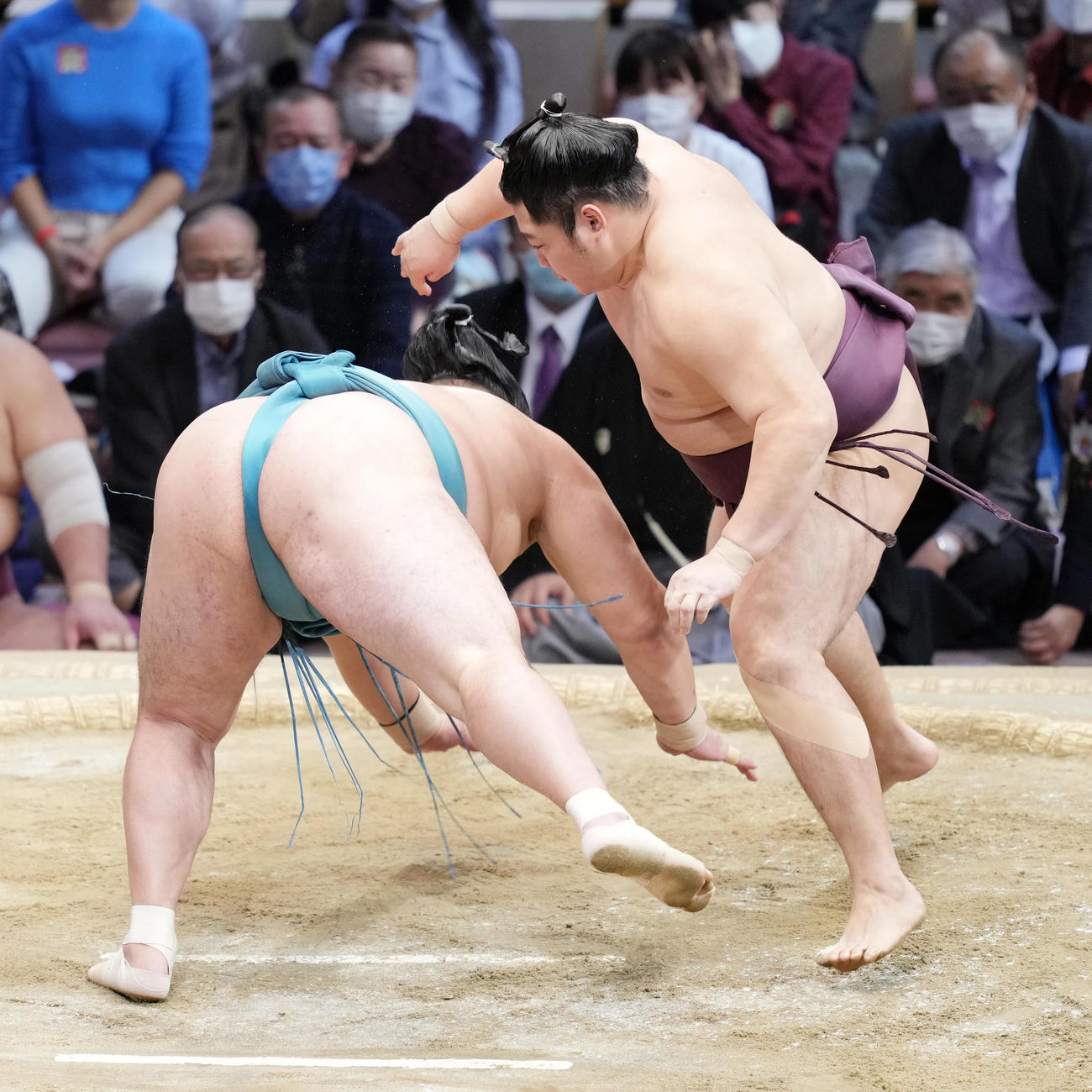 遠藤（右）は玉鷲を引き落としで破る（撮影・小沢裕）
