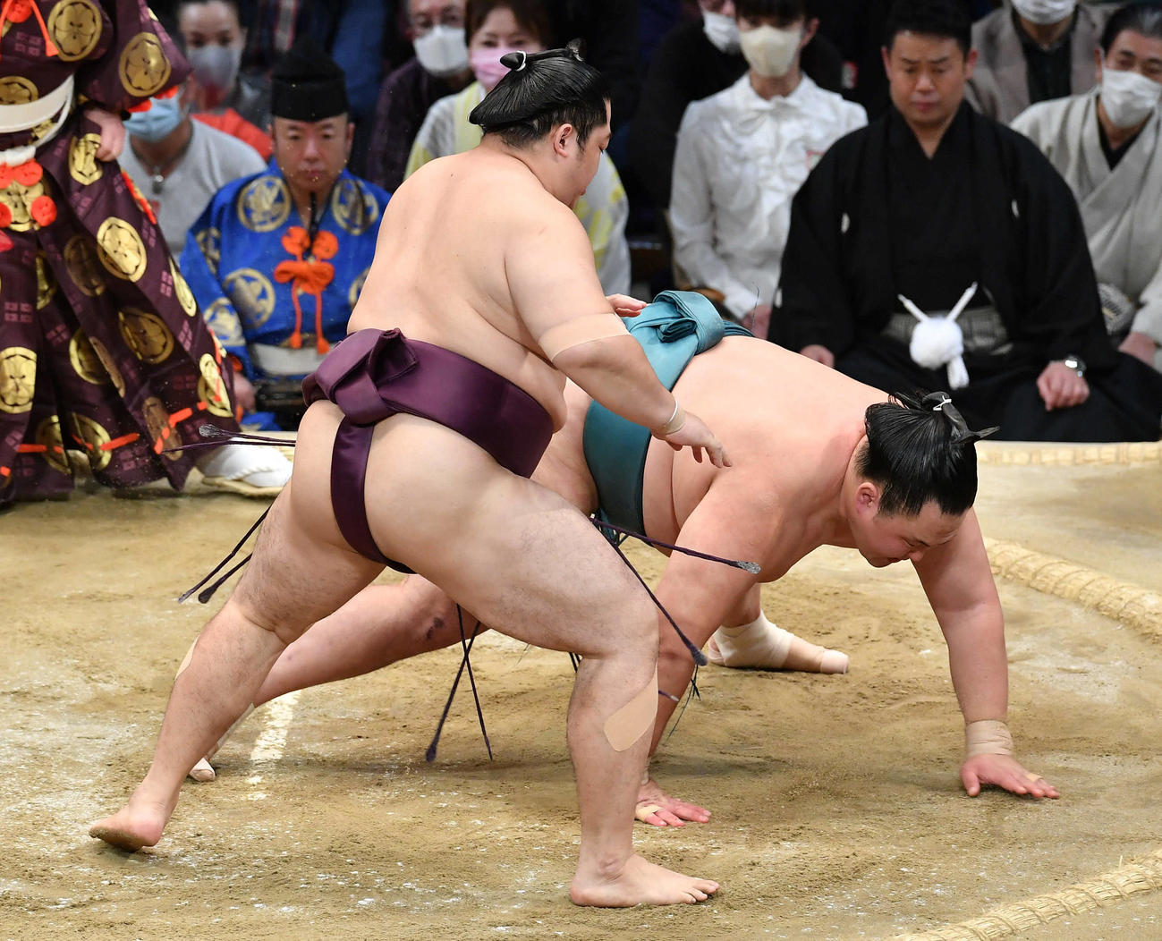 遠藤（左）は玉鷲を引き落としで破る（撮影・岩下翔太）