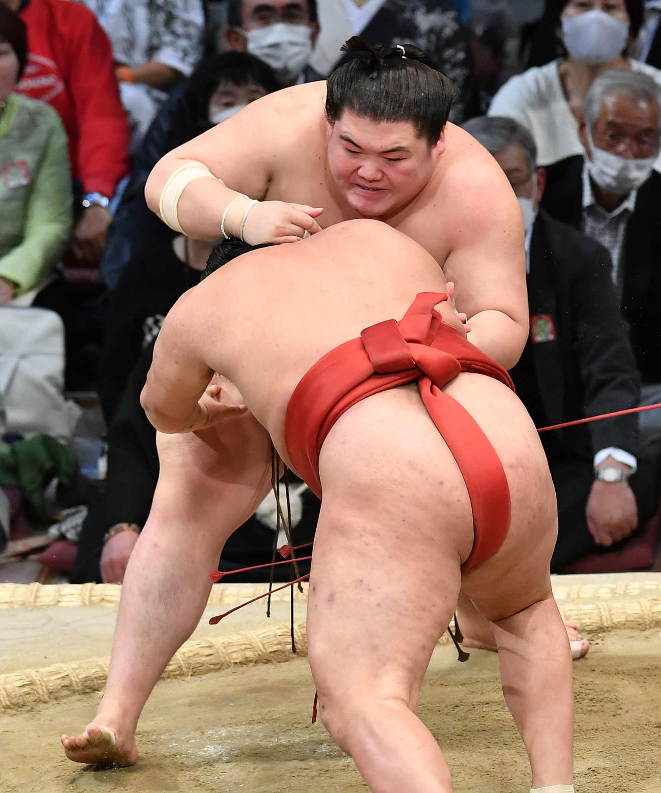 王鵬（奥）は豊昇龍をはたき込みで破る（撮影・岩下翔太）
