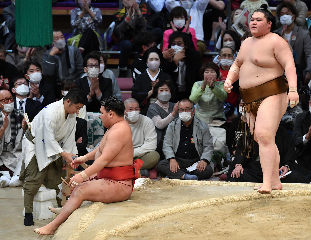 はたき込みで王鵬（右）に敗れた豊昇龍（撮影・岩下翔太）
