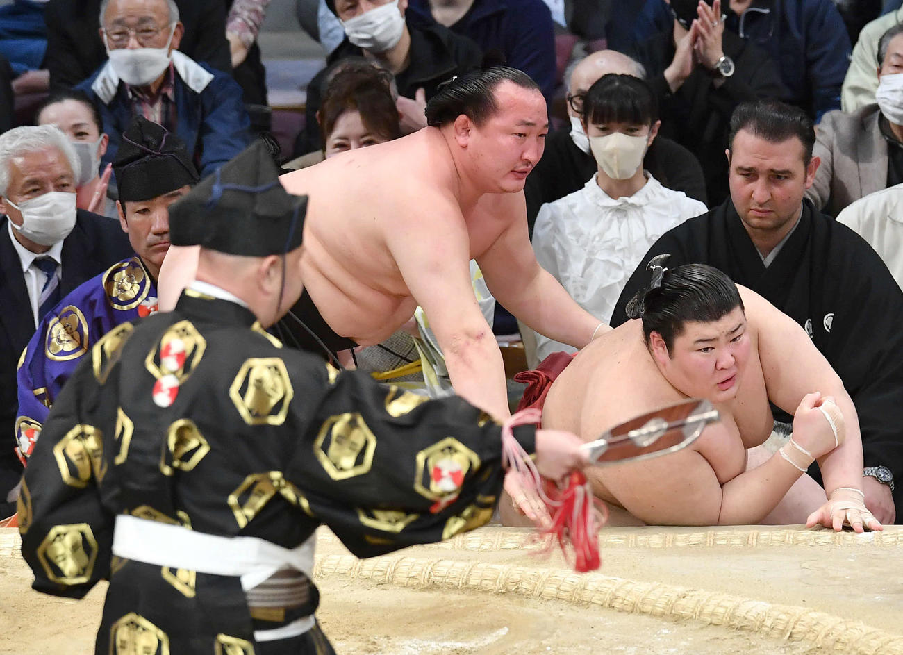 千代翔馬（左）は熱海富士を下手ひねりで破る（撮影・岩下翔太）