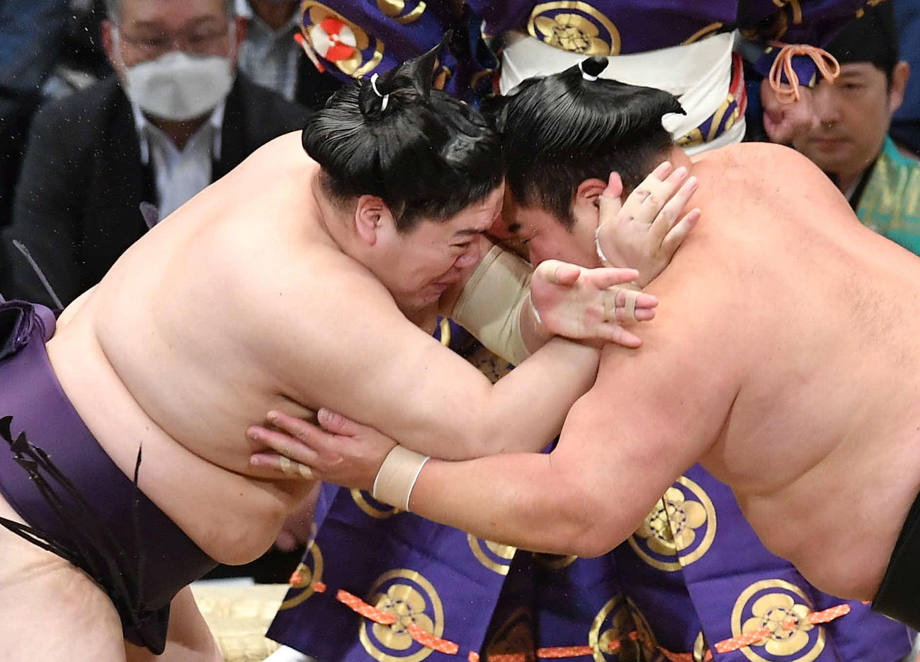 立ち合いで激しくぶつかる一山本（左）と妙義龍（撮影・岩下翔太）