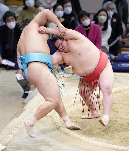 阿武咲（右）は寄り切りで琴勝峰を破る（撮影・小沢裕）