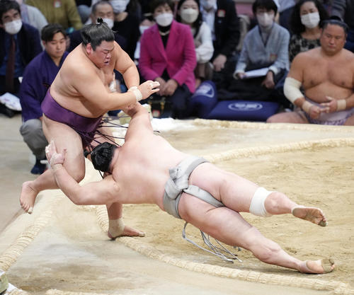 平戸海（左）は突き落としで北勝富士を破る（撮影・小沢裕）