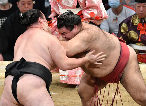 竜電（左）を攻める高安（撮影・岩下翔太）