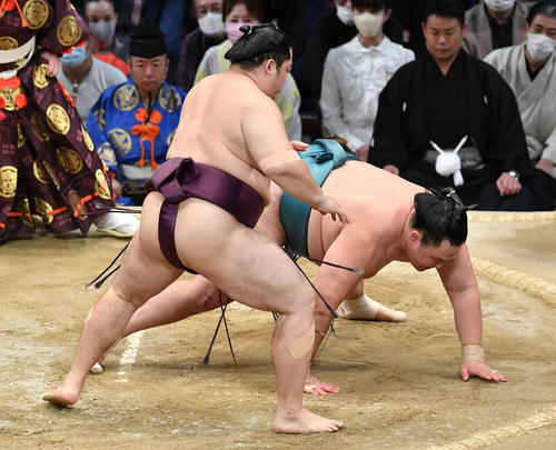 遠藤（左）は玉鷲を引き落としで破る（撮影・岩下翔太）