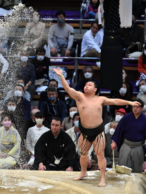 豪快に塩をまく照強（撮影・岩下翔太）