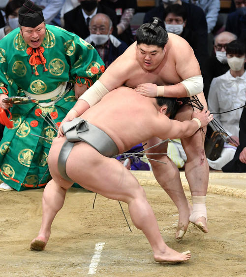 阿炎（右）は若隆景を上手投げで破る（撮影・岩下翔太）