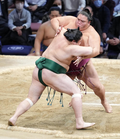 佐田の海（左）を土俵際へ攻め込む御嶽海（撮影・小沢裕）
