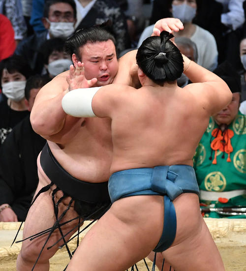 錦富士（右）を攻める貴景勝（撮影・岩下翔太）