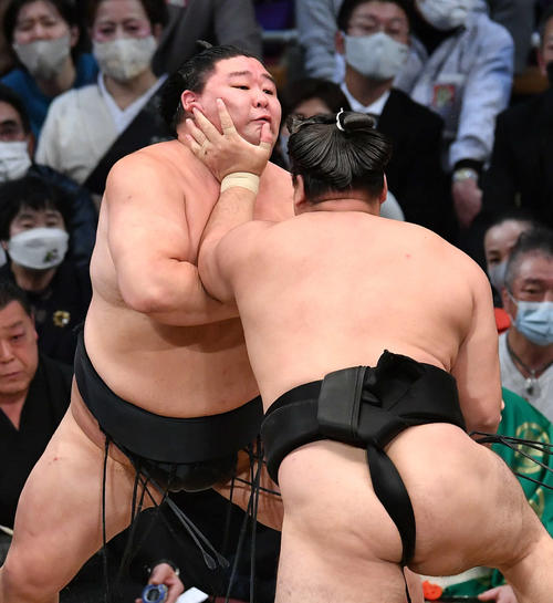 霧馬山（右）に攻められる正代（撮影・岩下翔太）