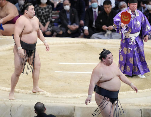 正代は霧馬山（左）に寄り切りで敗れる（撮影・小沢裕）