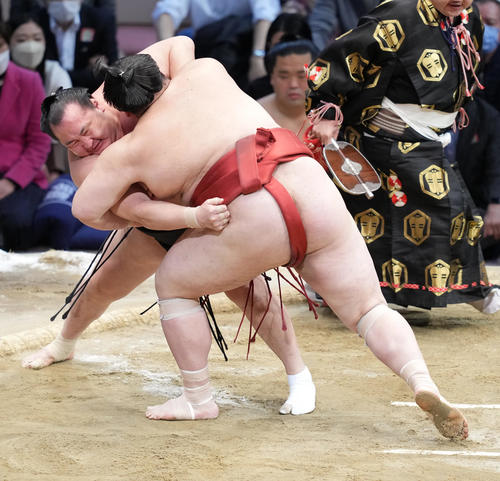 千代翔馬（左）は下手ひねりで熱海富士を破る（撮影・小沢裕）