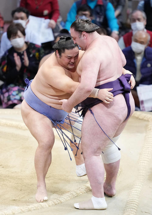 隠岐の海（左）は栃ノ心を寄り切りで破る（撮影・小沢裕）
