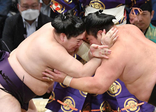 立ち合いで激しくぶつかる一山本（左）と妙義龍（撮影・岩下翔太）
