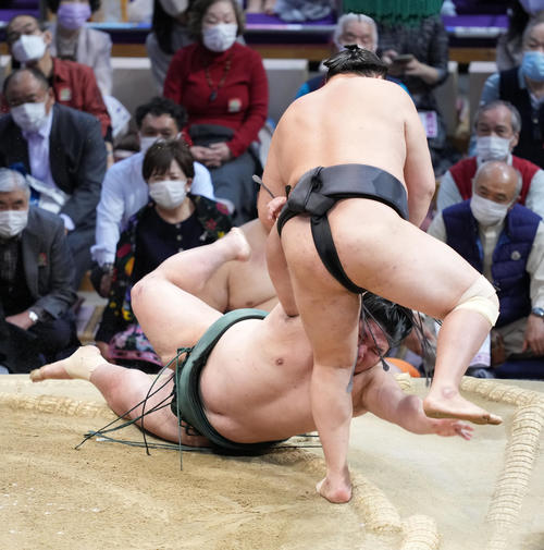 東龍（右）は上手投げで錦木を破る（撮影・小沢裕）