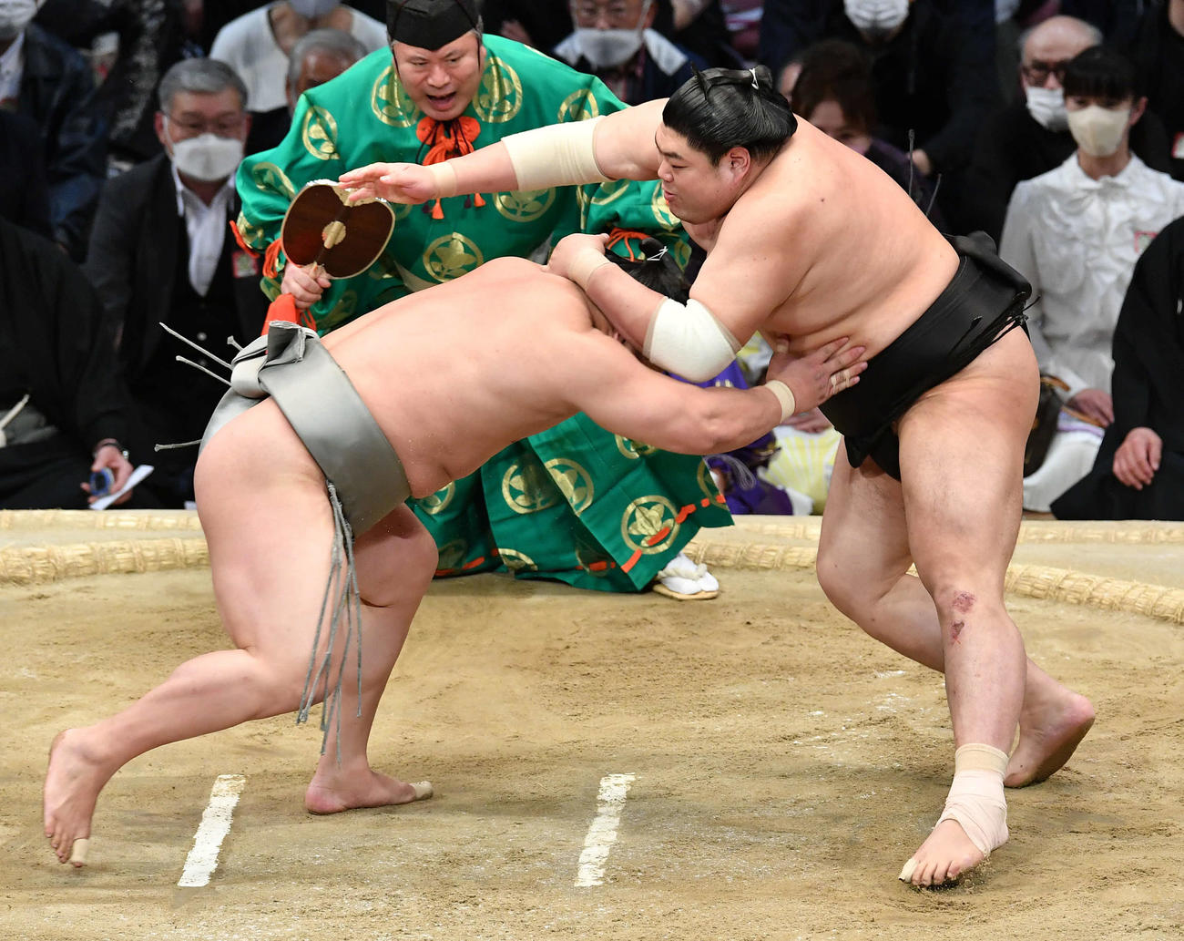 阿炎（右）に上手投げで敗れる若隆景（撮影・岩下翔太）